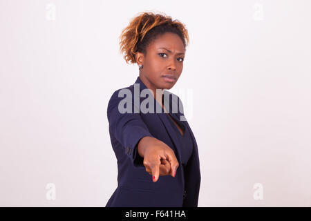 Arrabbiato African American Business donna puntare il dito sullo schermo Foto Stock