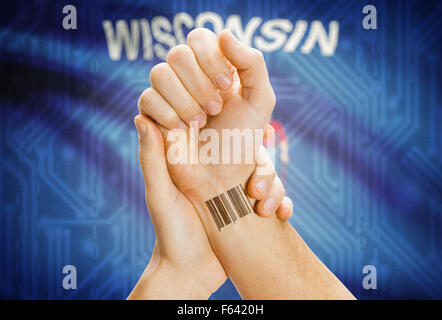 ID del codice a barre numero tatuaggio sul polso e USA statesl bandiera sullo sfondo - Wisconsin Foto Stock