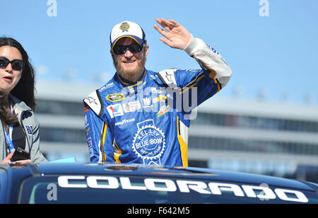 8 Novembre 2015: Dale Earnhardt Jr di Kelley Blue Book Chevrolet onde per la folla durante le presentazioni del driver prima di iniziare la AAA Texas 500 al Texas Motor Speedway di Fort Worth, Texas. Austin McAfee/CSM Foto Stock