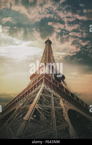 Torre Eiffel Parigi Francia Sotto La Luna Illustrazione di Stock