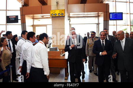 Sharm el-Sheikh, Egitto. 11 Novembre, 2015. Il Presidente egiziano Abdel Fattah al-Sisi si incontra con i turisti durante un tour a Sharm el-Sheikh aeroporto, Egitto, 11 novembre 2015. Al-Sisi promesso di migliorare la sicurezza nel paese in mezzo a sospetti che una bomba ha causato il crash di un russo aereo di linea di passeggeri nel Sinai più di una settimana fa. Il volo Metrojet si è schiantato in ottobre 31 poco dopo la partenza da Sharm el-Sheikh in rotta verso la città russa di San Pietroburgo, uccidendo tutte le 224 persone a bordo © Sharm el-Sheikh, Egitto. 11 Novembre, 2015. Credito: ZUMA Press, Inc./Alamy Live News Foto Stock