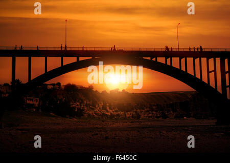 Famoso U Bein bridge e persone al tramonto Foto Stock