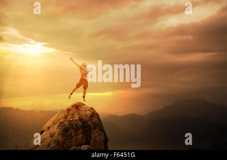 Jumping Man sul picco Foto Stock