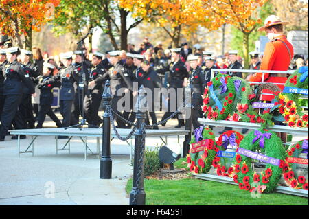 London, Ontario, Canada. 11 Novembre, 2015. Il passato e il presente dei membri della Canadian servizi armati e i membri del pubblico a raccogliere il cenotafio in London, Ontario di complementare Giorno del Ricordo. Su questo pubblico su tutto il territorio nazionale per le vacanze europee tenere cerimonie a pagare rispetto ai caduti. Credito: Jonny bianco/Alamy Live News Foto Stock