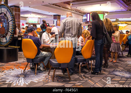 Vista di persone il gioco d'azzardo al tavolo di gioco al Casino Foxwoods. Foto Stock