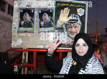 Khan Younis, Striscia di Gaza, Territori palestinesi. Xi Nov, 2015. Una donna Palestinese lampeggia in segno di vittoria durante una manifestazione di protesta per la marcatura del undicesimo anniversario del leader palestinese Yasser Arafat (verticale) morte, nel sud della striscia di Gaza città di Khan Younis il 11 novembre 2015. Il capo del team palestinese cercando la morte di Yasser Arafat ha accusato Israele di nuovo il 10 novembre di assassinare il iconica leader palestinese in un ospedale di Parigi Credito: Abed Rahim Khatib/immagini APA/ZUMA filo/Alamy Live News Foto Stock