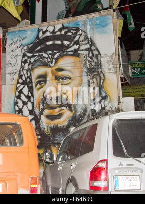 Beirut Libano. 11 novembre 2015. Un murale ritratto dell ex leader palestinese e vincitore del premio Nobel Yasser Arafat come la giornata di oggi segna l'undicesimo anniversario della sua morte nel 2004 in circostanze misteriose Credito: amer ghazzal/Alamy Live News Foto Stock