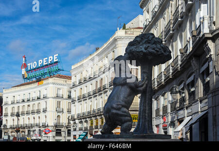 Una statua di orso e il Madroño tree, il simbolo araldico di Madrid, la Puerta del Sol di Madrid, Spagna. Foto Stock