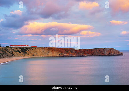 Incredibile vista al tramonto del Portogallo ocean shore della regione Algarve al tramonto Foto Stock