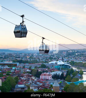 La funicolare oltre la città di Tbilisi al crepuscolo. La Georgia Foto Stock