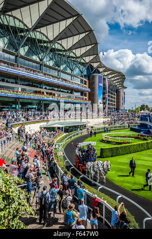 Ascot Racecourse è un ippodromo britannica, situato in Ascot Berkshire, Inghilterra, che viene usato per corse di cavalli purosangue. Evento in corso, persone Foto Stock