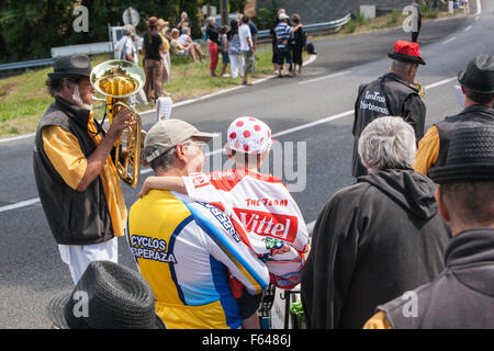 La musica folk ha giocato in attesa per professional bike riders.Sud,Francia,Tour de France,Wiggins,Esperaza,bike,bicicletta,intrattenere Foto Stock