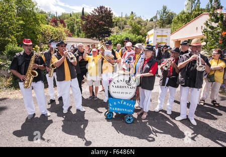 La musica folk ha giocato in attesa per professional bike riders.Sud,Francia,Tour de France,Wiggins,Esperaza,bike,bicicletta,intrattenere Foto Stock