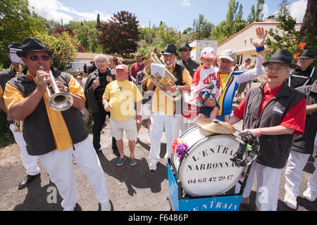 La musica folk ha giocato in attesa per professional bike riders.Sud,Francia,Tour de France,Wiggins,Esperaza,bike,bicicletta,intrattenere Foto Stock