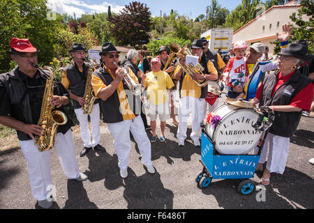 La musica folk ha giocato in attesa per professional bike riders.Sud,Francia,Tour de France,Wiggins,Esperaza,bike,bicicletta,intrattenere Foto Stock