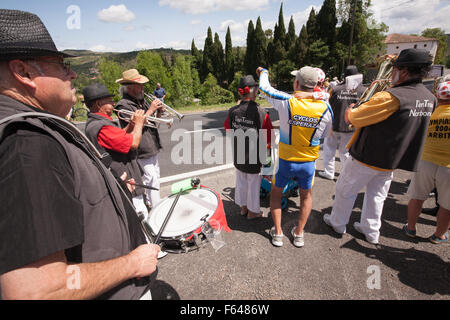 La musica folk ha giocato in attesa per professional bike riders.Sud,Francia,Tour de France,Wiggins,Esperaza,bike,bicicletta,intrattenere Foto Stock