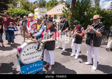 La musica folk ha giocato in attesa per professional bike riders.Sud,Francia,Tour de France,Wiggins,Esperaza,bike,bicicletta,intrattenere Foto Stock