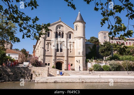 Chiesa sulle rive del Canal du Midi in Paraza villaggio vicino Lezignan Corbieres, Aude,sud,Francia,l'Europa Foto Stock