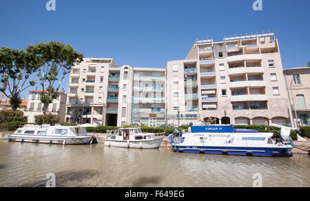 Edifici di appartamenti in Narbonne,lungo le rive del Canal de la Robine,sud,Francia,costa,holiday,Canal,du,Midi,l'estate, Foto Stock