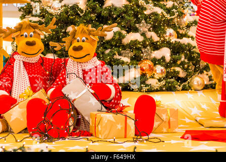 La renna la preparazione di albero di Natale luci e presenta Foto Stock