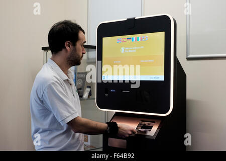 Giovane maschio utilizzando una valuta digitale bitcoin atm England Regno Unito Foto Stock