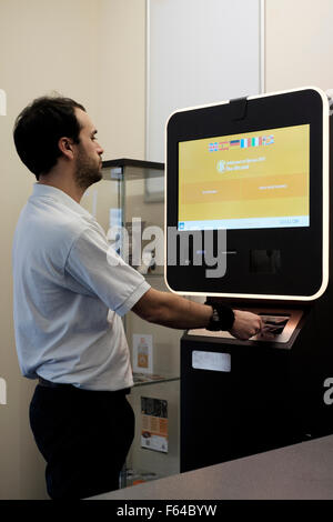 Giovane maschio utilizzando una valuta digitale bitcoin atm England Regno Unito Foto Stock