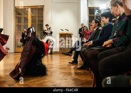 Mosca. Xi Nov, 2015. Il cinese ballerini eseguono durante l'apertura del Guizhou tradizionale esposizione di costumi, in All-Russian Museo di Arti Decorative di Mosca, Russia, su Nov.11, 2015. La mostra di fotografie, costumi tradizionali e utensili di uso quotidiano di otto delle minoranze etniche da sudovest della Cina di Guizhou. © Evgeny Sinitsyn/Xinhua/Alamy Live News Foto Stock