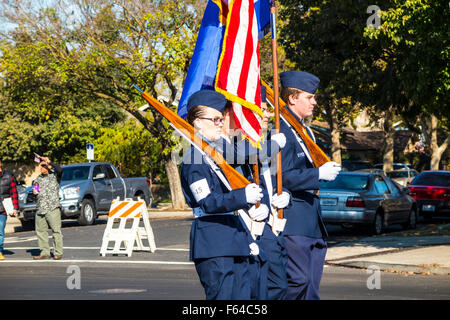 Modesto, California, USA. Xi Nov, 2015. Civil Air Patrol Cadetti marciando nel modesto California veterani parata del giorno. Credito: John Crowe/Alamy Live News Foto Stock