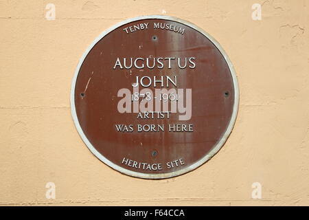 La placca per il luogo di nascita di artista Augustus John, Tenby, Pembrokeshire, Dyfed Galles, Gran Bretagna, Regno Unito Regno Unito, Europa Foto Stock