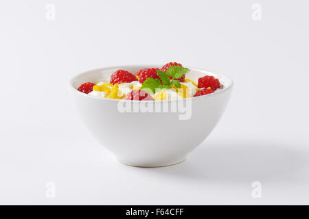 Una sana prima colazione - ciotola di cornflake e lamponi in yogurt Foto Stock