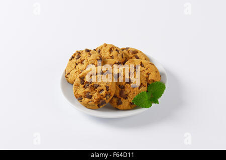 Piastra di biscotti al cioccolato su sfondo bianco Foto Stock