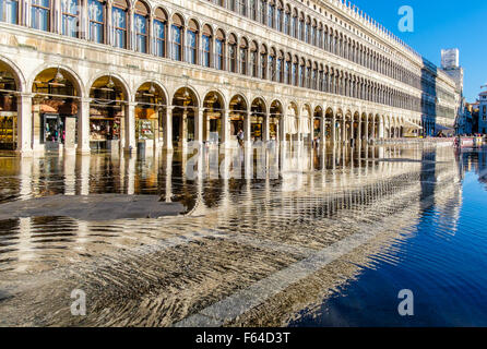 Acqua alta o "acqua alta" in Piazza San Marco a Venezia, Italia Foto Stock