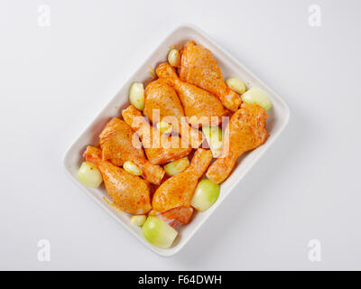 Marinata di cosce di pollo in ceramica bianca teglia Foto Stock