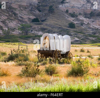 Un carro coperto replica sorge vicino all'ingresso allo Scotts Bluff National Monument in western Nebraska. Foto Stock