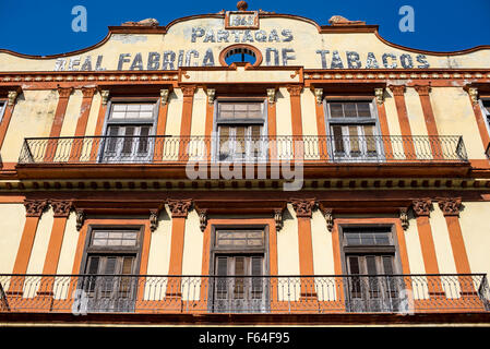 Il vecchio, striped Partagas fabbrica di sigari con balconi a l'Avana, Cuba Foto Stock