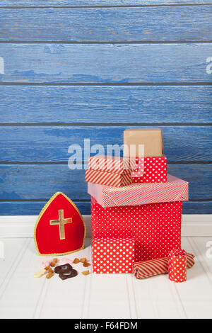 Olandese di Sinterklaas doni e caramelle su sfondo blu Foto Stock