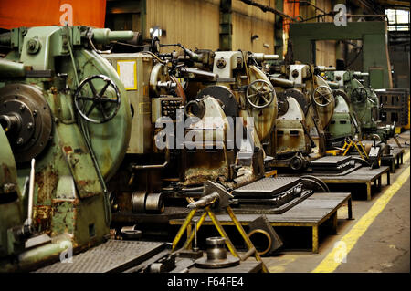 Ripresa industriale con l'interno di una vecchia fabbrica e vecchi macchinari Foto Stock