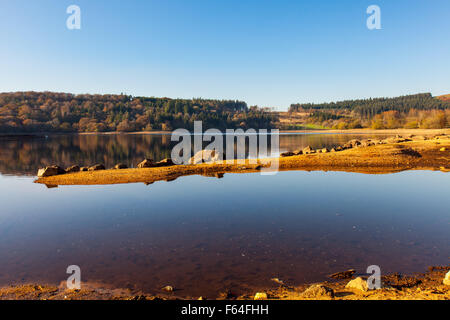 Serbatoio Burrator sul Parco Nazionale di Dartmoor uno dei serbatoi la fornitura di acqua potabile alla città di Plymouth Devon Englan Foto Stock