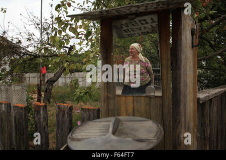 Maria Ilchenko, un residente illegale (Samosely), che hanno restituito dopo il disastro di Chernobyl presso la sua azienda agricola nel villaggio Kupovate. Zona di esclusione, Ucraina Foto Stock