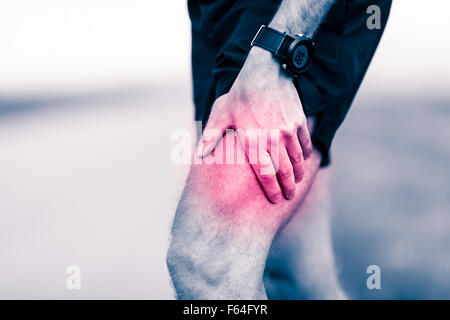 I corridori dolore alle gambe, uomo mal tenuta e overtrained dolorose della muscolatura delle gambe, lo stiramento o crampi ache riempito con rosa rossa luminosa. Foto Stock