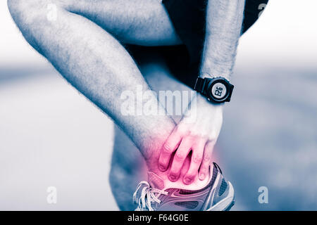 Caviglia dolore alle gambe, uomo mal tenuta e dolorosa muscolare del piede, distorsione o crampi ache riempito con rosa rossa luminosa. Foto Stock