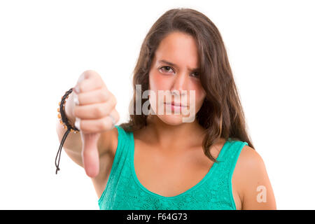 Studio shot di una giovane donna di segnalare il pollice verso il basso Foto Stock