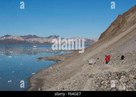 Norvegia, il Mare di Barents, Svalbard, Spitsbergen, 14 luglio ghiacciaio (79° 07' 33' N - 11° 48' 05" E). I turisti escursioni a piedi lungo il sentiero roccioso Foto Stock