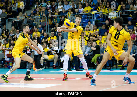 Belchatow, Polonia. 11 novembre 2015. Nicolas Marechal (C) di PGE Skra Belchatow riceve la palla durante il gioco con Asseco Resovia Rzeszow in Plus Liga (Polacco Professional Lega Volley). Foto Stock