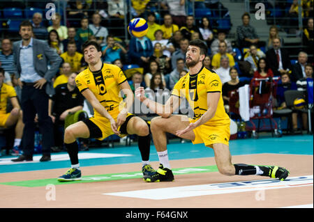 Belchatow, Polonia. 11 novembre 2015. Nicolas Uriarte (L) e Facundo Conte (R) di PGE Skra Belchatow, ricevere la palla durante il gioco con Asseco Resovia Rzeszow in Plus Liga (Polacco Professional Lega Volley). Foto Stock