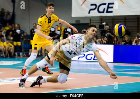 Belchatow, Polonia. 11 novembre 2015. Robert Milczarek della PGE Skra Belchatow immersioni per una palla durante il gioco con Asseco Resovia Rzeszow in Plus Liga (Polacco Professional Lega Volley). Foto Stock