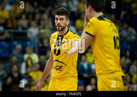 Belchatow, Polonia. 11 novembre 2015. Facundo Conte (L) di PGE Skra Belchatow, raffigurato durante il gioco con Asseco Resovia Rzeszow in Plus Liga (Polacco Professional Lega Volley). Foto Stock