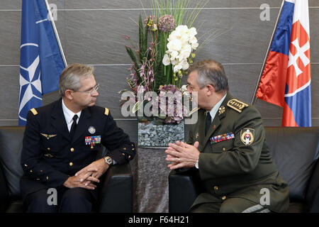 Bratislava, slovacca capo del personale della slovacca Forze Armate Milano Maxim Slovacca presso il Ministero della Difesa a Bratislava. Xi Nov, 2015. Denis generale Mercier (L), il Comandante supremo alleato per la trasformazione (SACT) della NATO, detiene parla con lo slovacco capo del personale della slovacca Forze Armate Milano Maxim Slovacca presso il Ministero della Difesa a Bratislava, nov. 11, 2015. Credito: Andrej Klizan/Xinhua/Alamy Live News Foto Stock