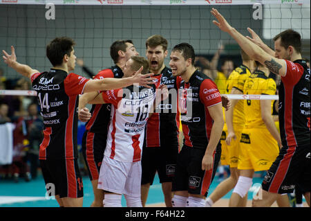 Belchatow, Polonia. 11 novembre 2015. Team Asseco Resovia Rzeszow durante il gioco con PGE Skra Belchatow nella Liga Plus (Polacco professionale in Lega Volley). Foto Stock