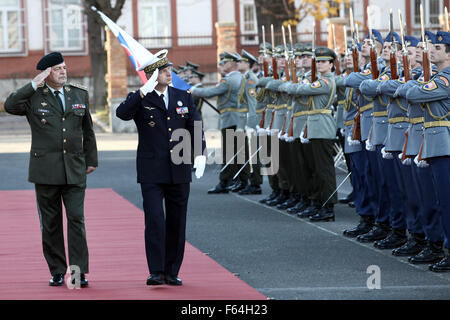 Bratislava, slovacca capo del personale della slovacca Forze Armate Milano Maxim Slovacca presso il Ministero della Difesa a Bratislava. Xi Nov, 2015. Denis generale Mercier (R), il Comandante supremo alleato per la trasformazione (SACT) della NATO, partecipa alla cerimonia di benvenuto da slovacca di capo del personale della slovacca Forze Armate Milano Maxim Slovacca presso il Ministero della Difesa a Bratislava, nov. 11, 2015. Credito: Andrej Klizan/Xinhua/Alamy Live News Foto Stock